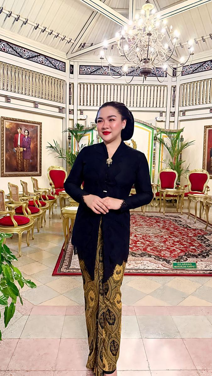 artis ikut kirab di Solo (instagram.com/vickyshu)