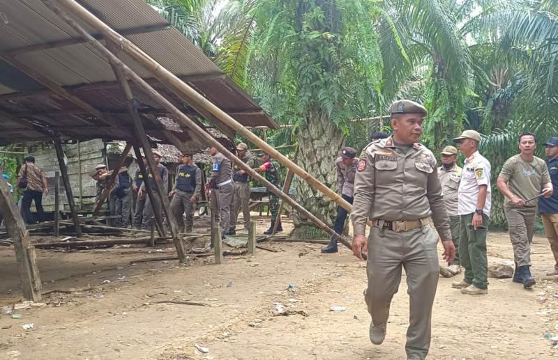 Tim gabungan saat melakukan pembongkaran di salah satu tempat perjudian di Penajam (IDN Times/Ervan)