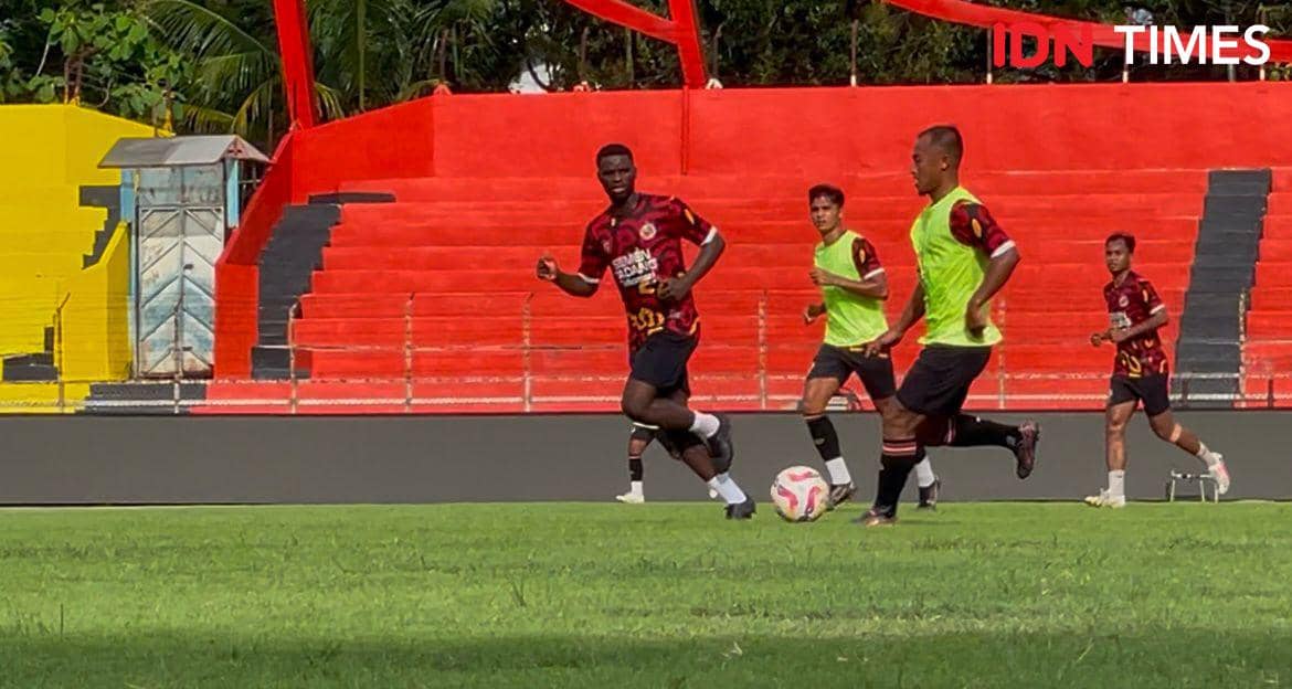Pemain Semen Padang FC latihan di Stadion H Agus Salim Padang