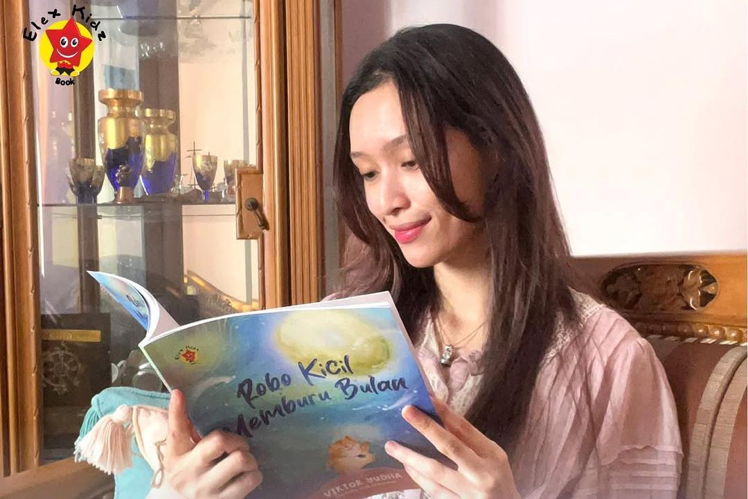 ilustrasi gadis membaca buku Robo Kicil Memburu Bulan