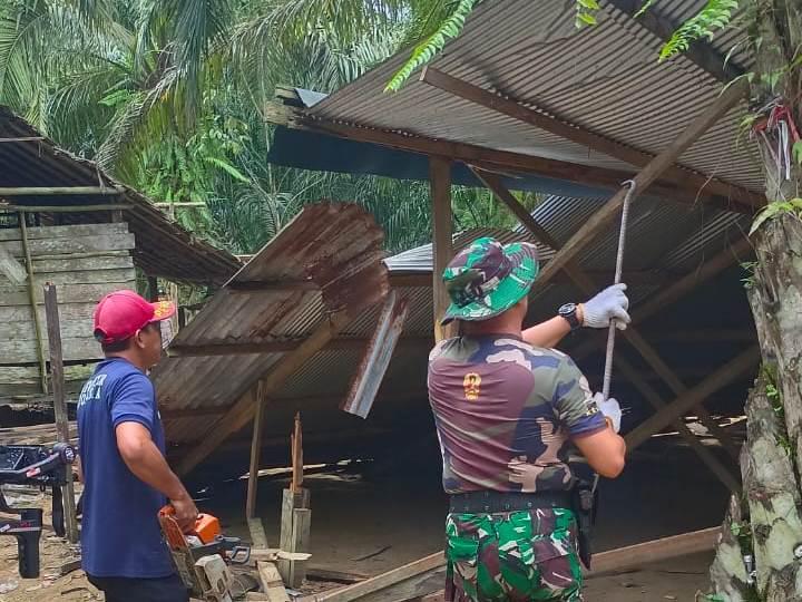 Tim gabungan saat melakukan pembongkaran di salah satu tempat perjudian di Penajam (IDN Times/Ervan)