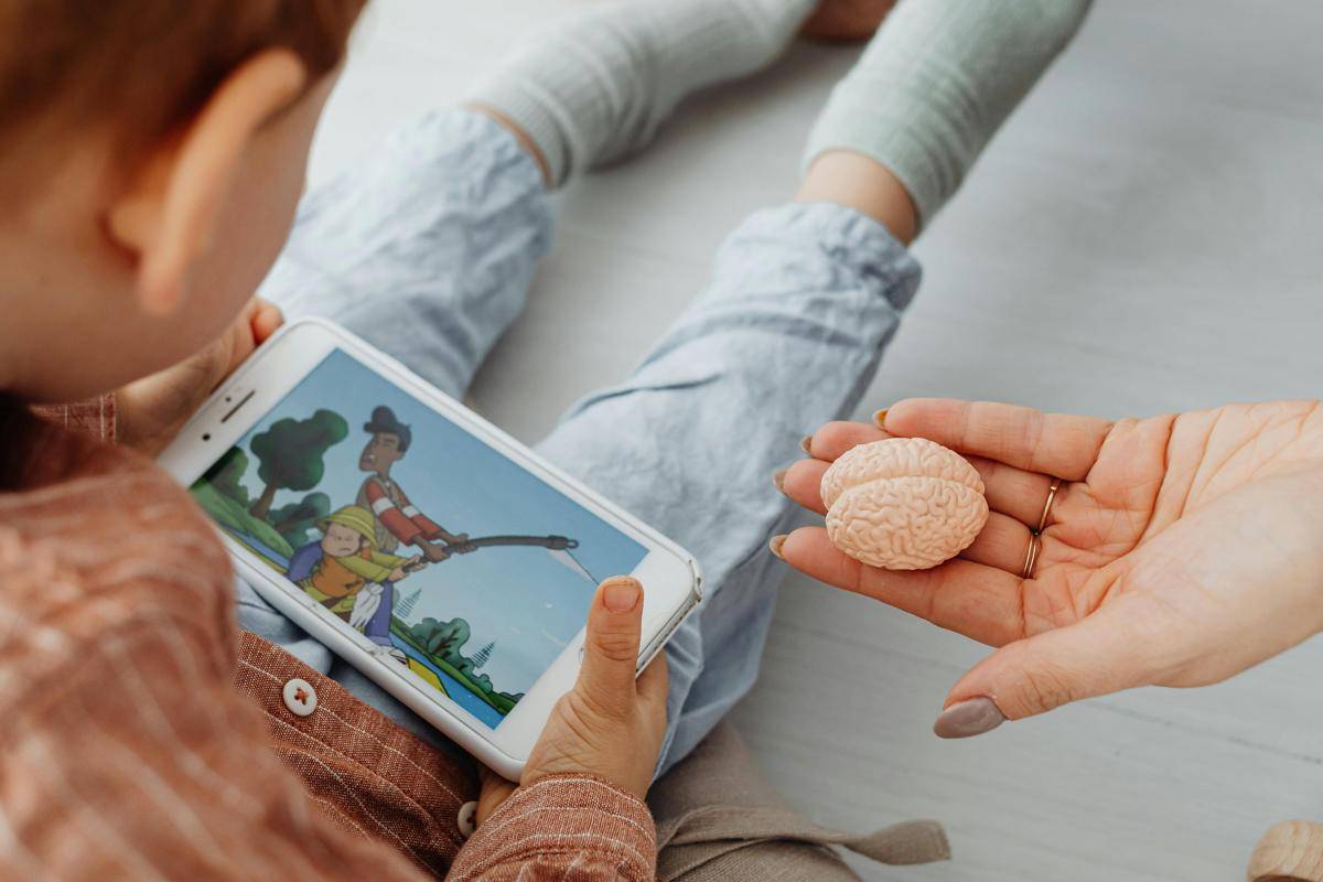 Ilustrasi anak menonton konten brain rot (pexels.com/Kaboompics.com)