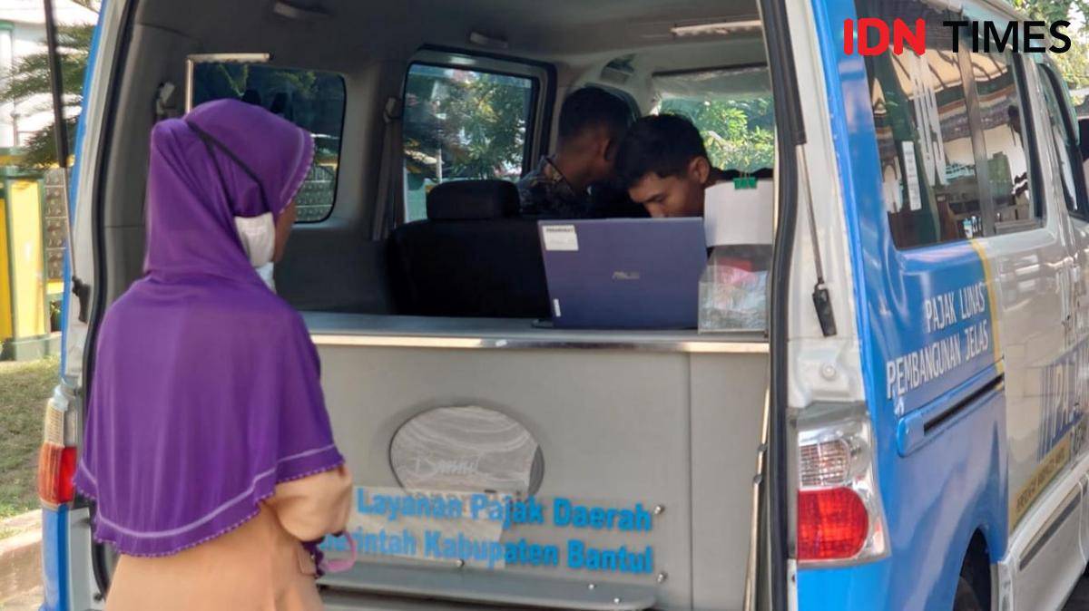 Warga Bantul membayar PBB-P2.(IDN Times/Daruwaskita)