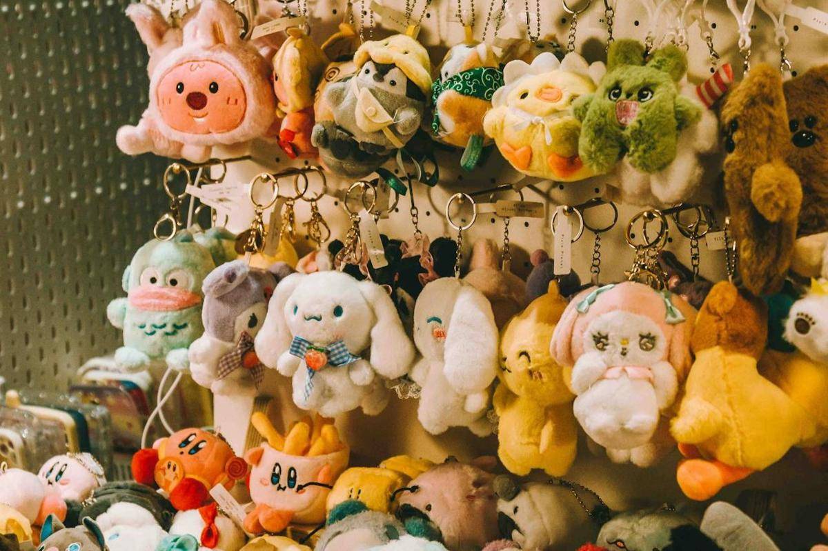 bag charms (Pexels/Khanh Nguyen)