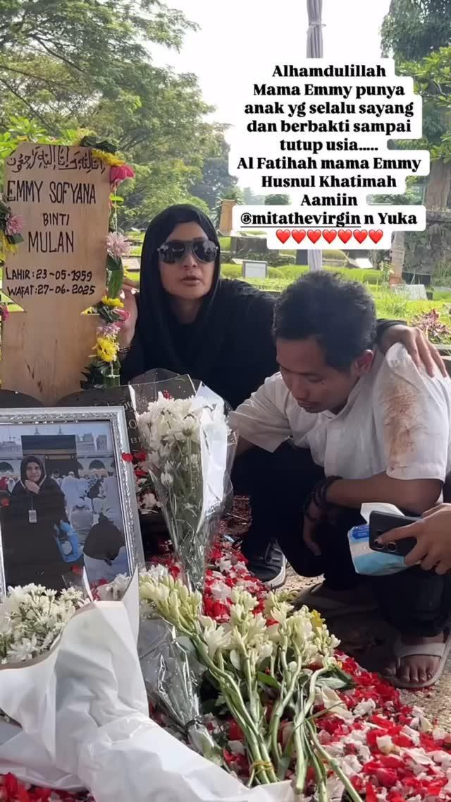 pemakaman ibunda Mita The Virgin "(instagramc.om/mitathevirgin)
