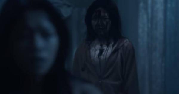 Seorang perempuan bersimbah darah muncul - Pamali: Tumbal