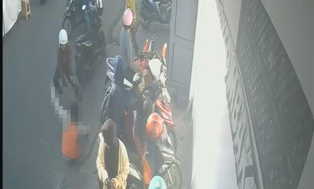 Tangkapan layar video seorang juru parkir (jukir) di Makassar dibacok oleh pria, Jumat (27/6/2025)/Istimewa
