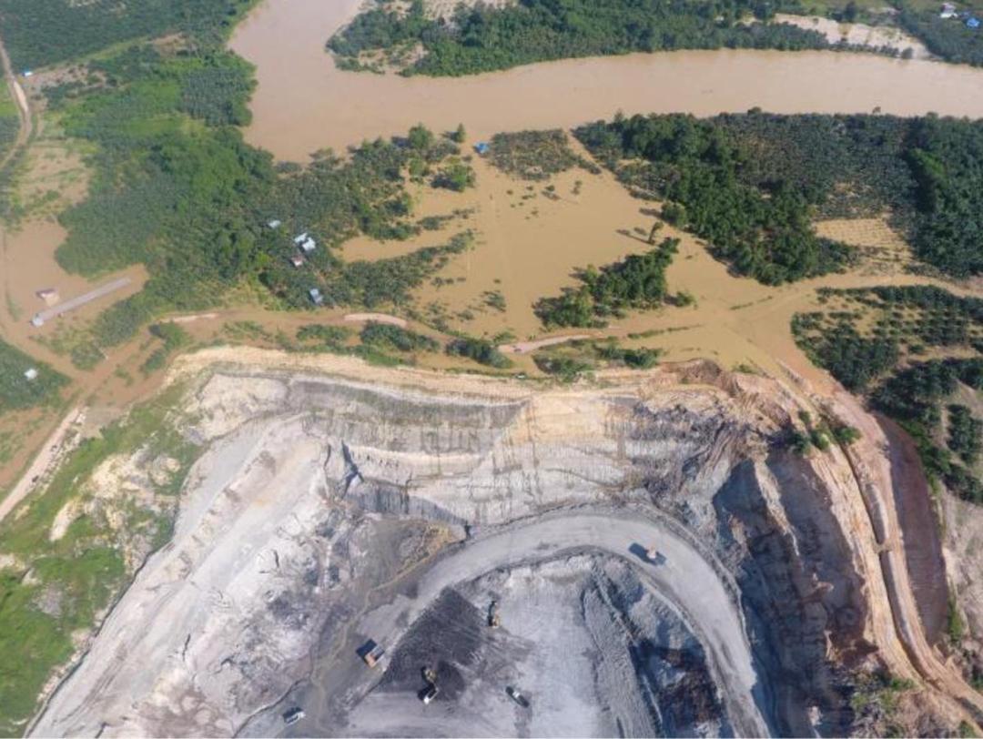 Air SUngai Kelay Meluap di Sekitar Pit 2_Foto RUB.jpg
