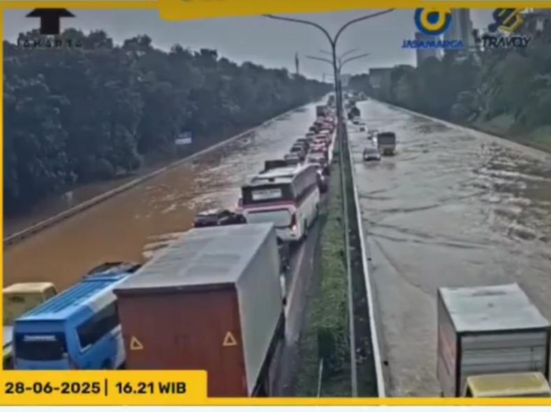 Banjir Di Tol Jakarta-Tangerang Lalu Lintas Lumpuh di Kedua Arah