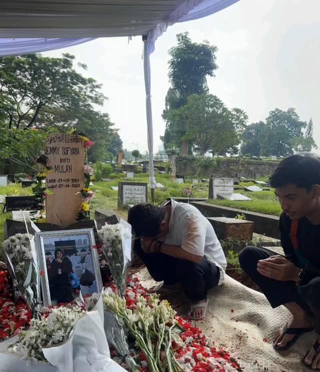 pemakaman ibunda Mita The Virgin "(instagramc.om/mitathevirgin)