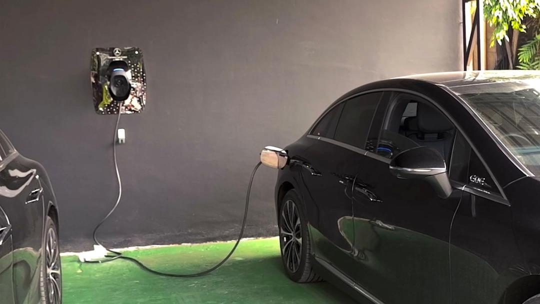 Dealer ini juga dilengkapi dengan unit charging station.jpg
