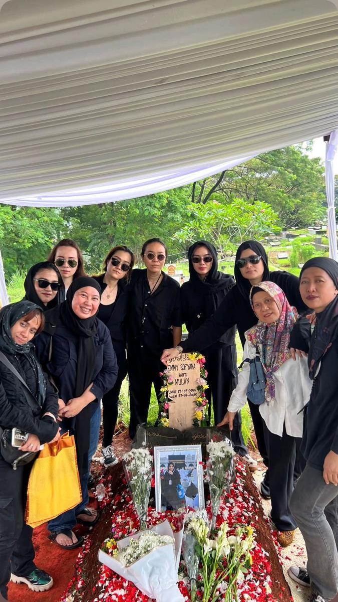 3.jpgpemakaman ibunda Mita The Virgin "(instagramc.om/mitathevirgin)