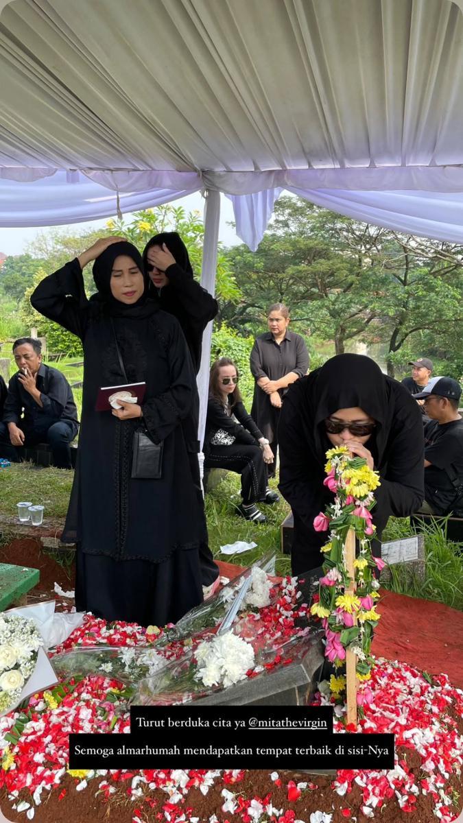 pemakaman ibunda Mita The Virgin "(instagramc.om/mitathevirgin)