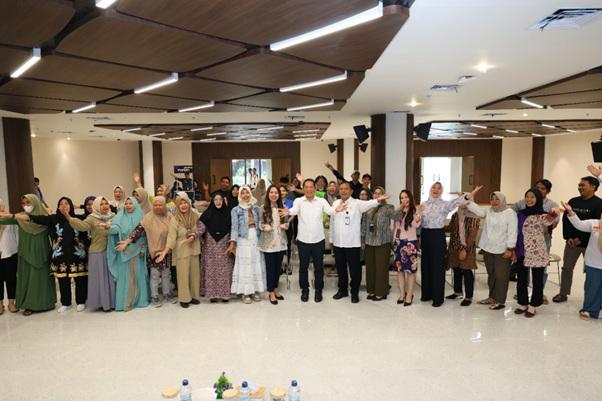 Deputi Alimuddin dan Direktur Conrita Ermanto bersama peserta pelatihan hospitality (IDN Times/Ervan)