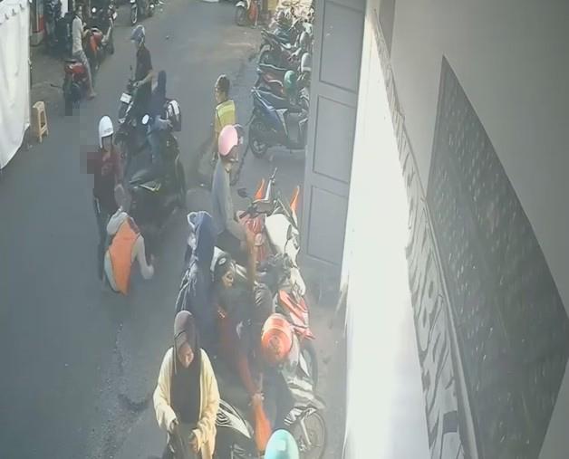 Tangkapan layar video seorang juru parkir (jukir) di Makassar dibacok oleh pria, Jumat (27/6/2025)/Istimewa