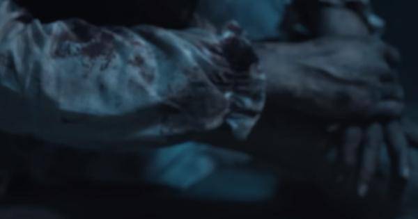Tangan seseorang yang tampaknya memiliki bekas darah mengering - Pamali: Tumbal - Teaser Trailer
