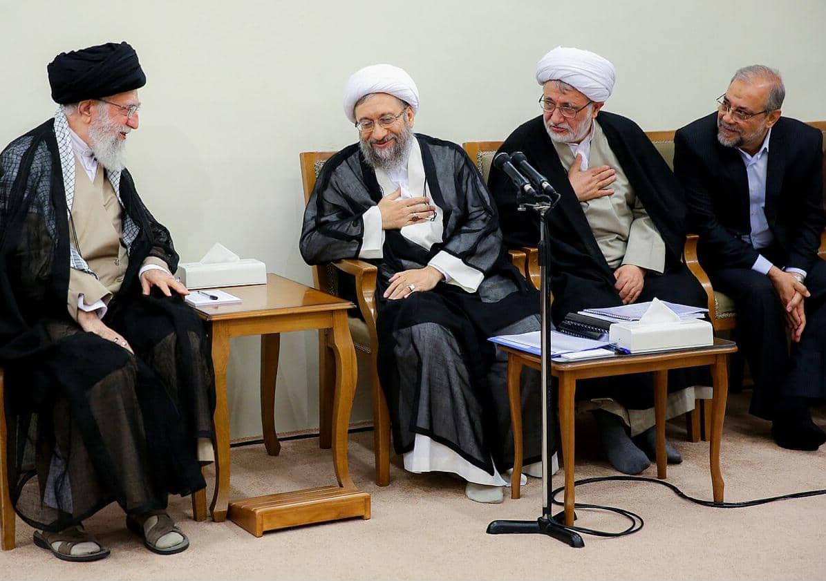 Ayatollah Ali Khamenei (kiri) dengan Sadeq Larijani pada Juni 2018 