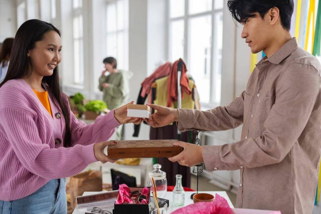 Memberikan Gift (freepik.com/freepik)