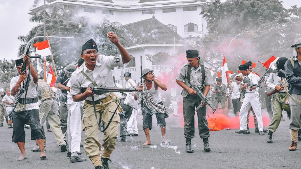 Apa Benar Rakyat Indonesia Melawan Penjajah Bermodalkan Bambu Runcing?