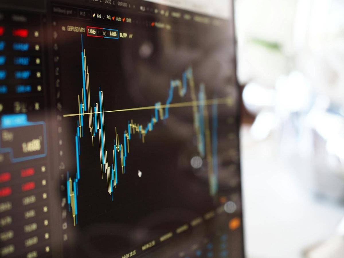 ilustrasi tampilan trading di monitor(pexels.com/energepic.com/)