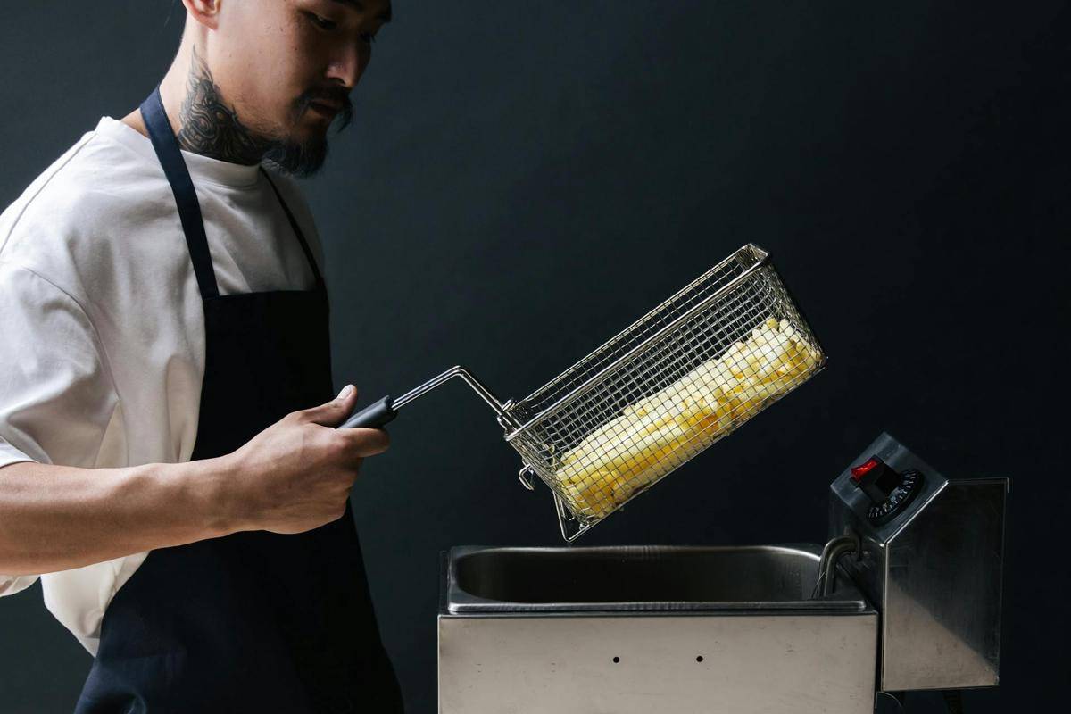 ilustrasi menggoreng stik sukun (pexels.com/Ron Lach)