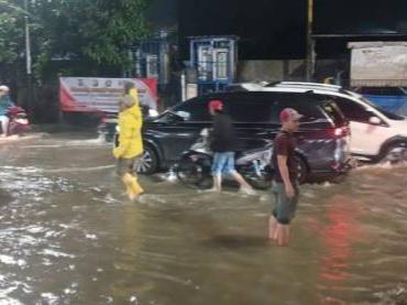 3 Titik di Kota Tangerang Terendam Banjir Akibat Tanggul Jebol