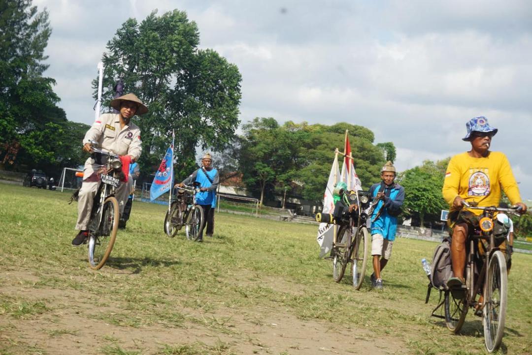 ganjar pranowo bersih sampah.jpeg