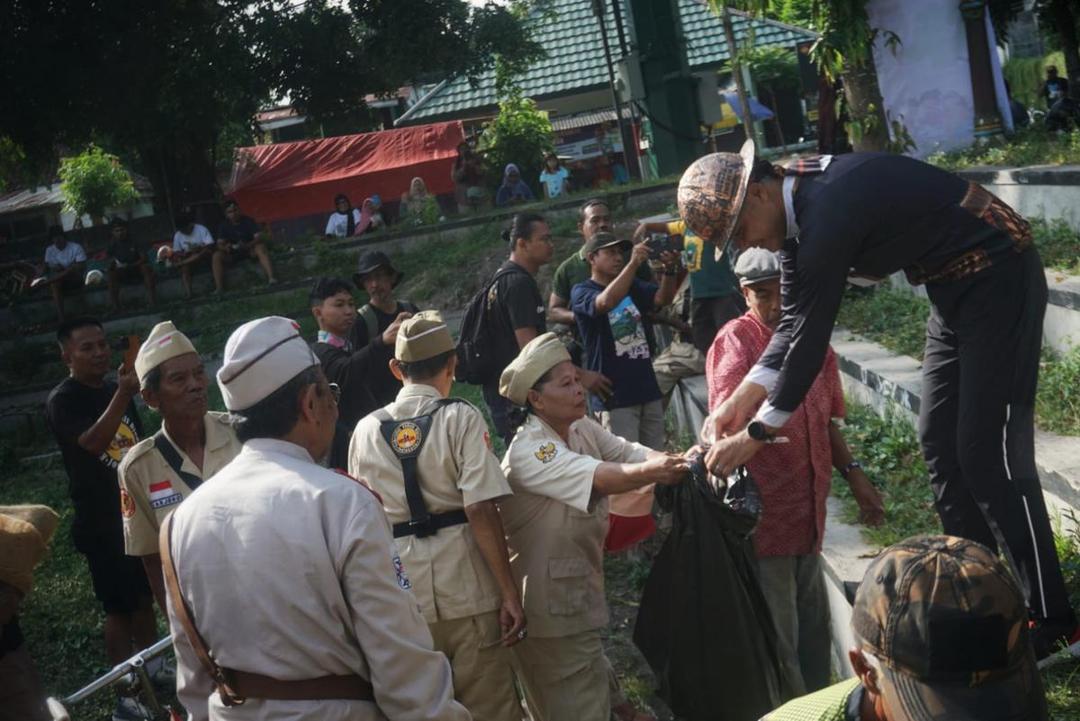 ganjar pranowo bersih sampah.jpeg