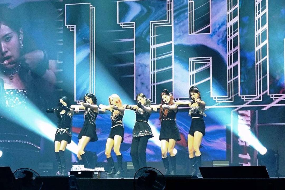 Mereka melanjutkan dengan 1 Thing, Poppy, Beautiful Monster, dan Cheeky Icy Thang yang membuat penonton tak henti berjingkrak.jpg