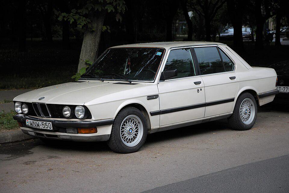 BMW E28 (commons.wikimedia.com)