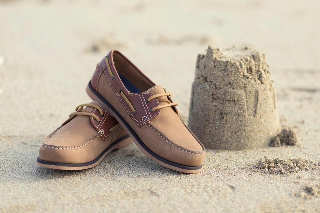 ilustrasi sepatu boat