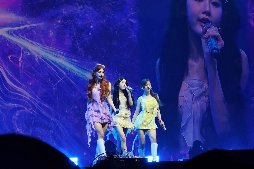 Penampilan trio Sieun, Seeun dan J, solo Isa, serta duet Sumin-Yoon.jpg