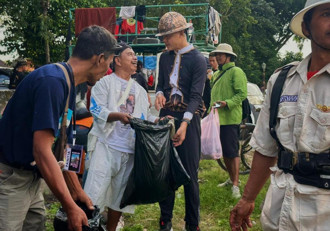 ganjar pranowo bersih sampah.jpeg