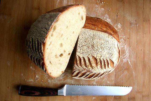 Potret sourdough yang sudah dipotong (unsplash.com/tunnuz)