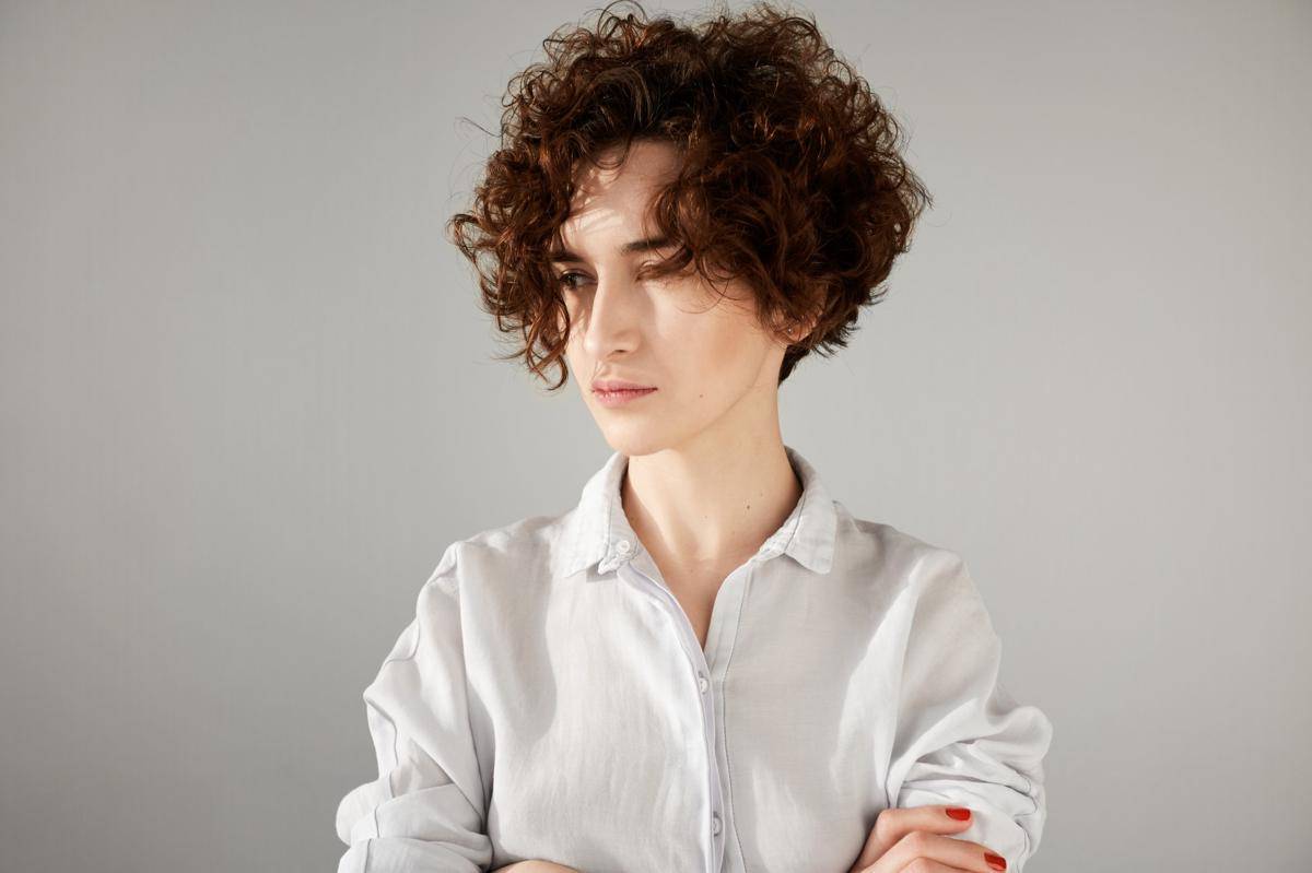 Ilustrasi gaya rambut bob curls (freepik.com/wayhomestudio)