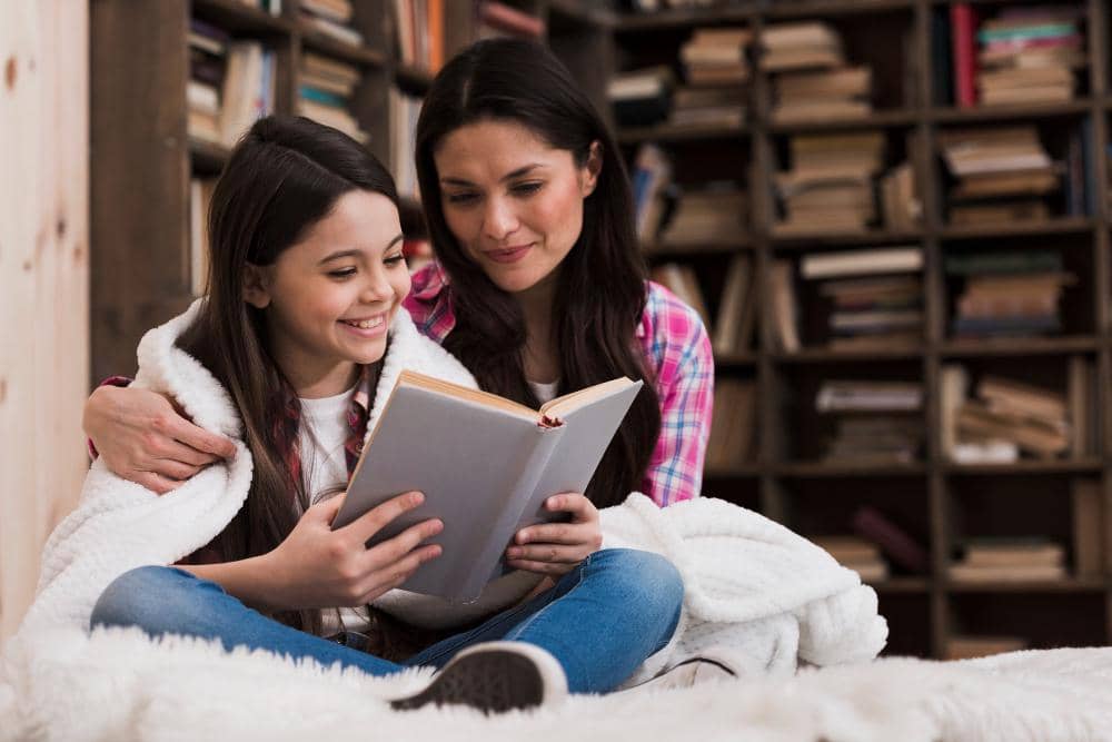 ilustrasi ibu dan anak membaca buku (freepik.com/freepik)
