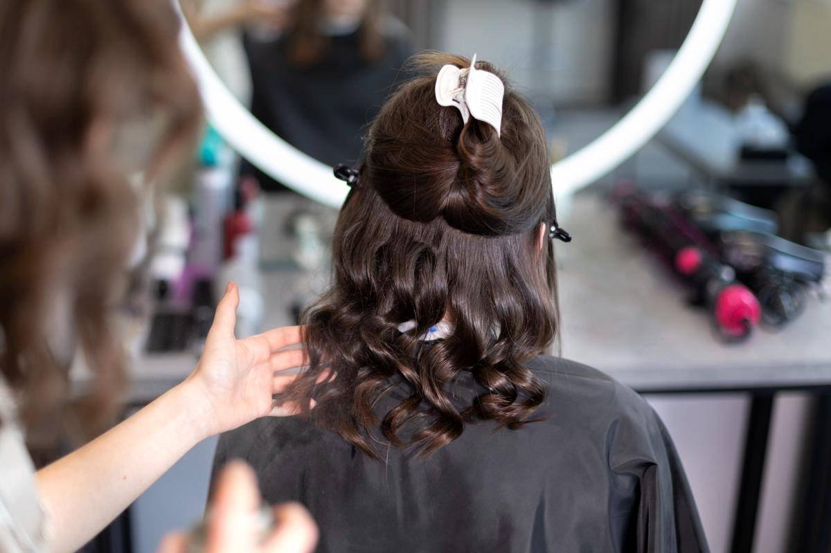 Ilustrasi gaya rambut half-up cloud bun (freepik.com/freepik)
