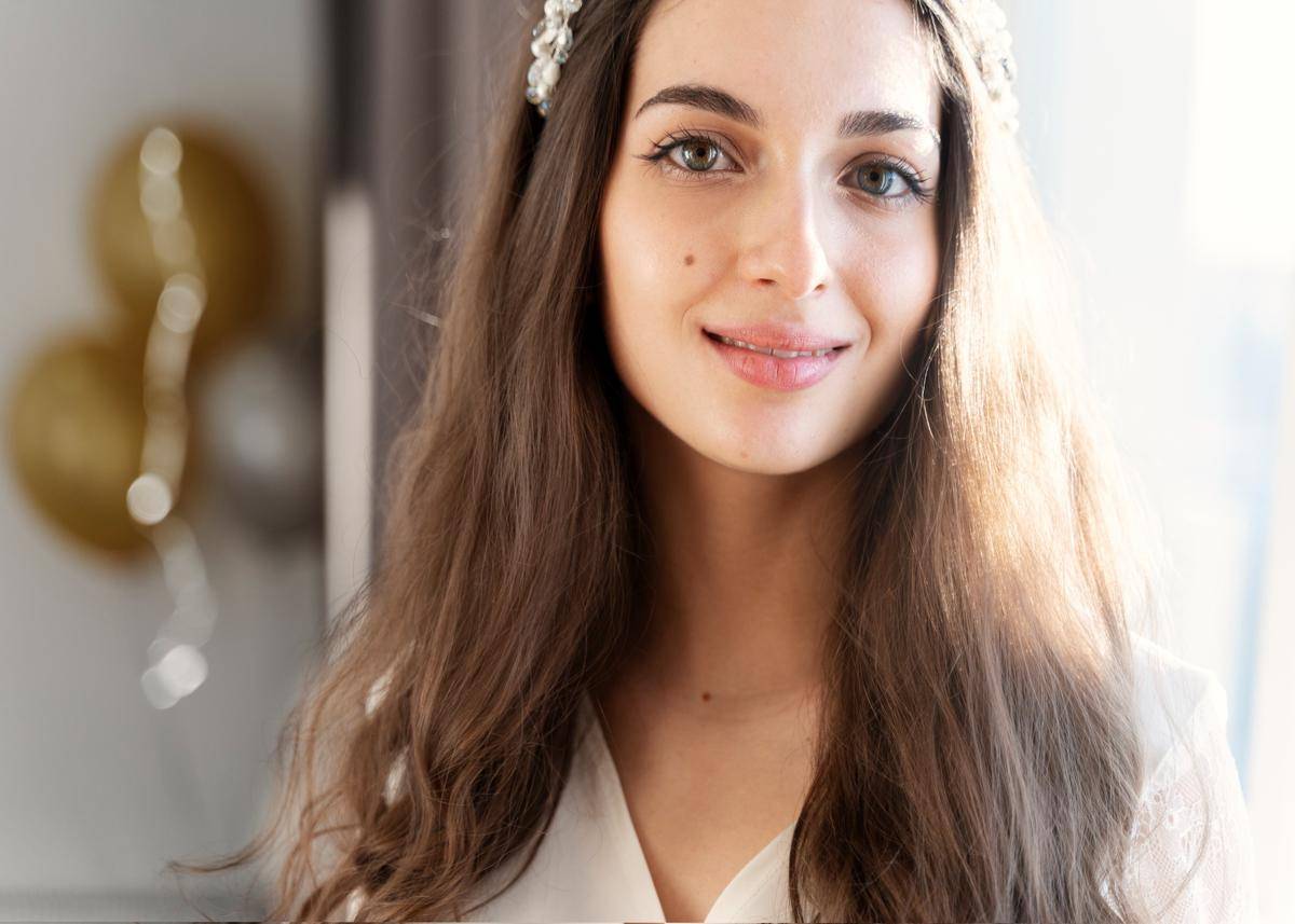 Ilustrasi gaya rambut fringe light curl look (freepik.com/freepik)