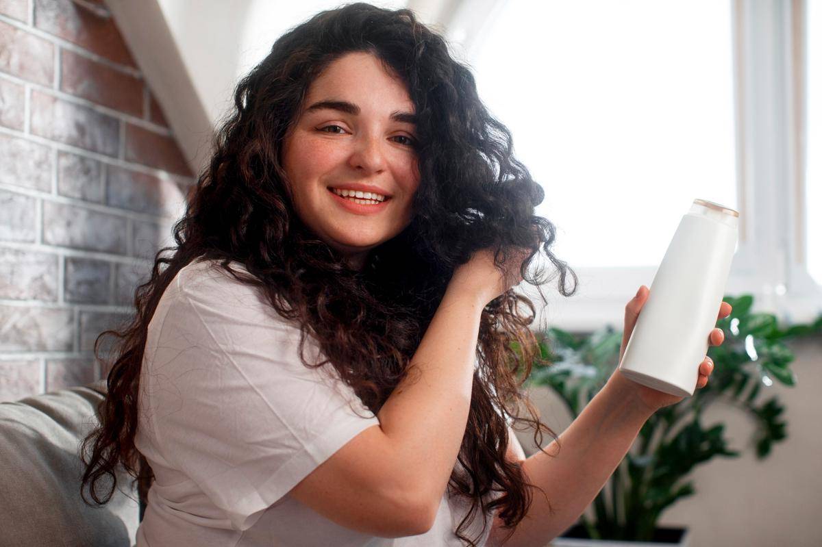 Ilustrasi gaya rambut cloud curls (freepik.com/freepik)