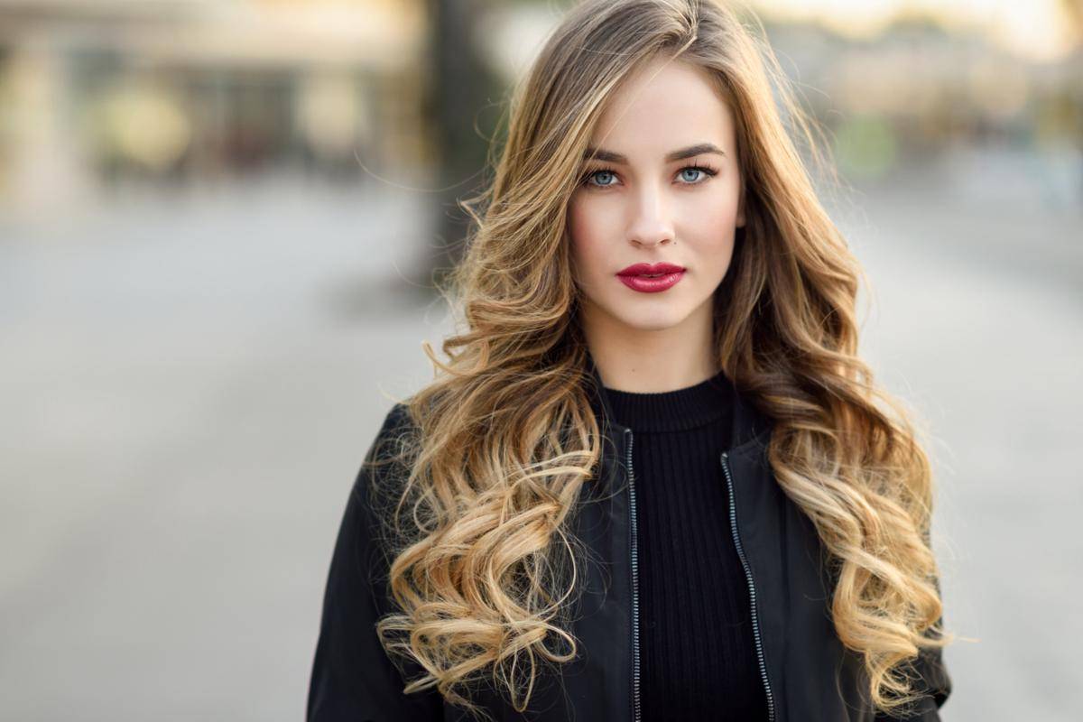 Ilustrasi gaya rambut long loose cloudy waves (freepik.com/javi_indy)