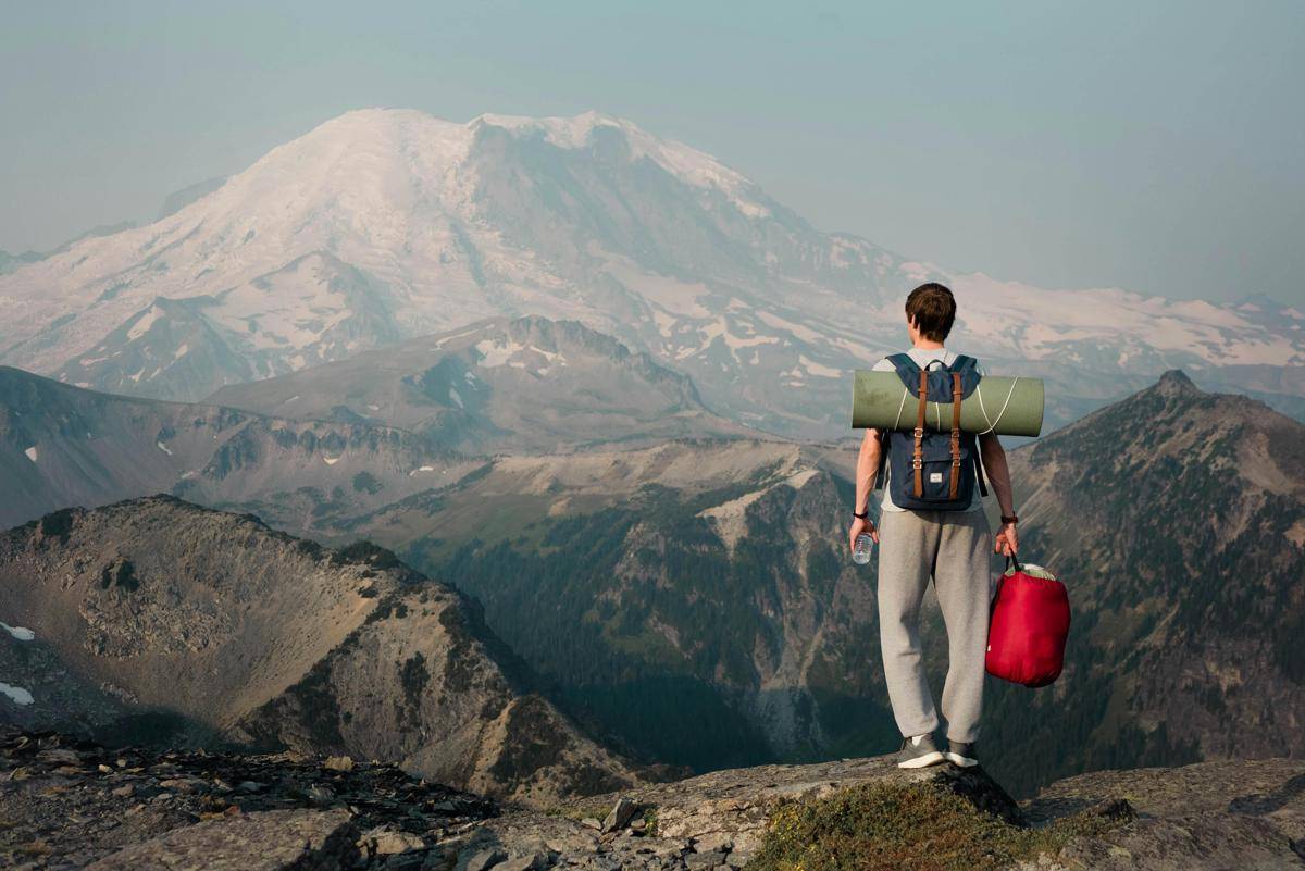 ilustrasi mendaki gunung di musim panas (pexels.com/Dziana Hasanbekava)