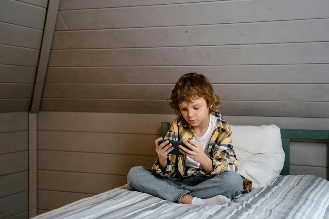 Orangtua Wajib Tahu! 5 Manfaat Membatasi Screen Time Anak