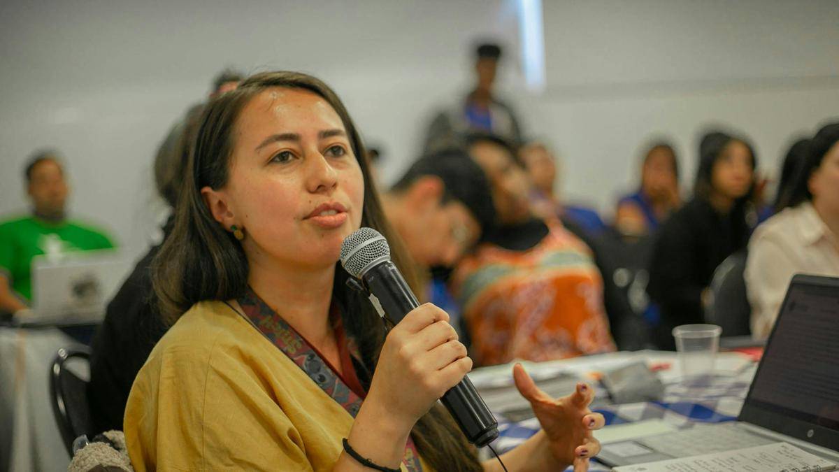wanita sedang berbicara menggunakan mikrofon (pexels/Stiven Rivera)