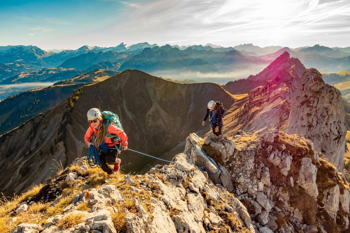 ilustrasi mendaki gunung di musim panas (unsplash.com/Sylvain Mauroux)