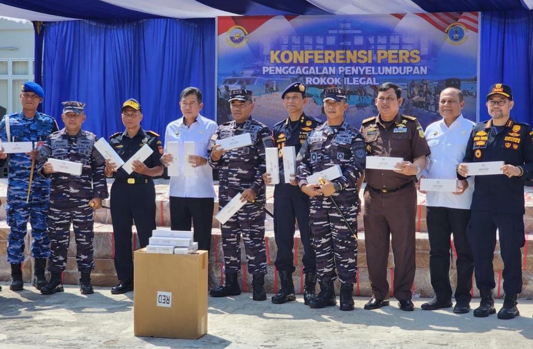 TNI AL di Dumai Amankan 2,56 Juta Bungkus Rokok dari Thailand