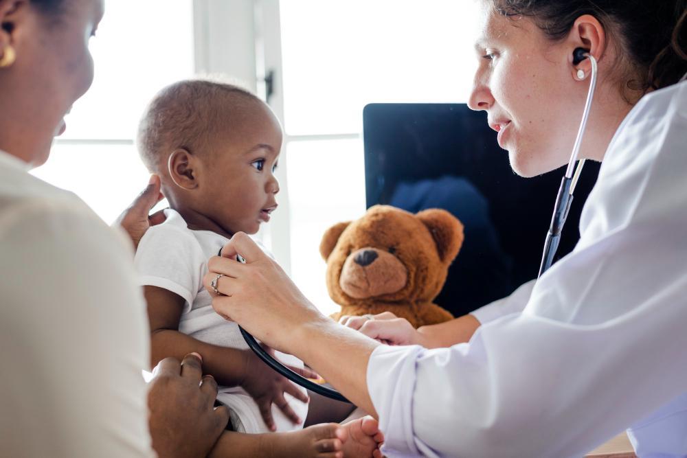 ilustrasi pemeriksaan anak oleh dokter spesialis anak (freepik.com/rawpixel.com)