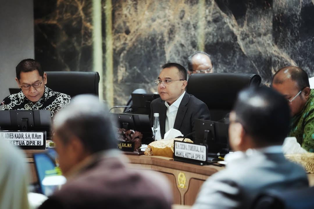 Bersama pimpinan DPR RI Adies Kadir, Saan Mustopa dan Cucun Ahmad Syamsurijal serta Pimpinan Baleg, Pimpin... Hukum, dan Lembaga juga Badan Negara terkait lainnya di ruang rapat Pimpinan Gedung Nusantara II DPR RI Senayan, Jakarta..jpg
