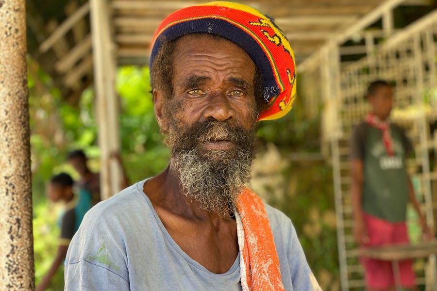 www.pexels.com/photo/elderly-rasta-man-with-facial-hair-wearing-a-rasta-tam-hat-14086456/