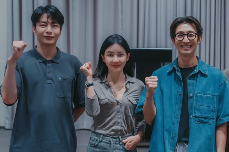 #메리킬즈피플 대본 리딩 현장 스틸 공개!이보영X이민기X강기영 완벽한 라인업✨퀄리티를 더해줄 명품 배우들까지!치료 불가능한 환자들의 조력 사망을 돕는 의사와 이들을 추적하는 형사의 이야기를 다룬 서스펜스 드라마#메리킬즈피플 8월 1일(금) 밤 10시 MBC 첫 방송#메리킬즈피플 #이보영 #이민기 #강기영#mbcdrama #MBC금토드라마 #MBCasfdvf.jpg
