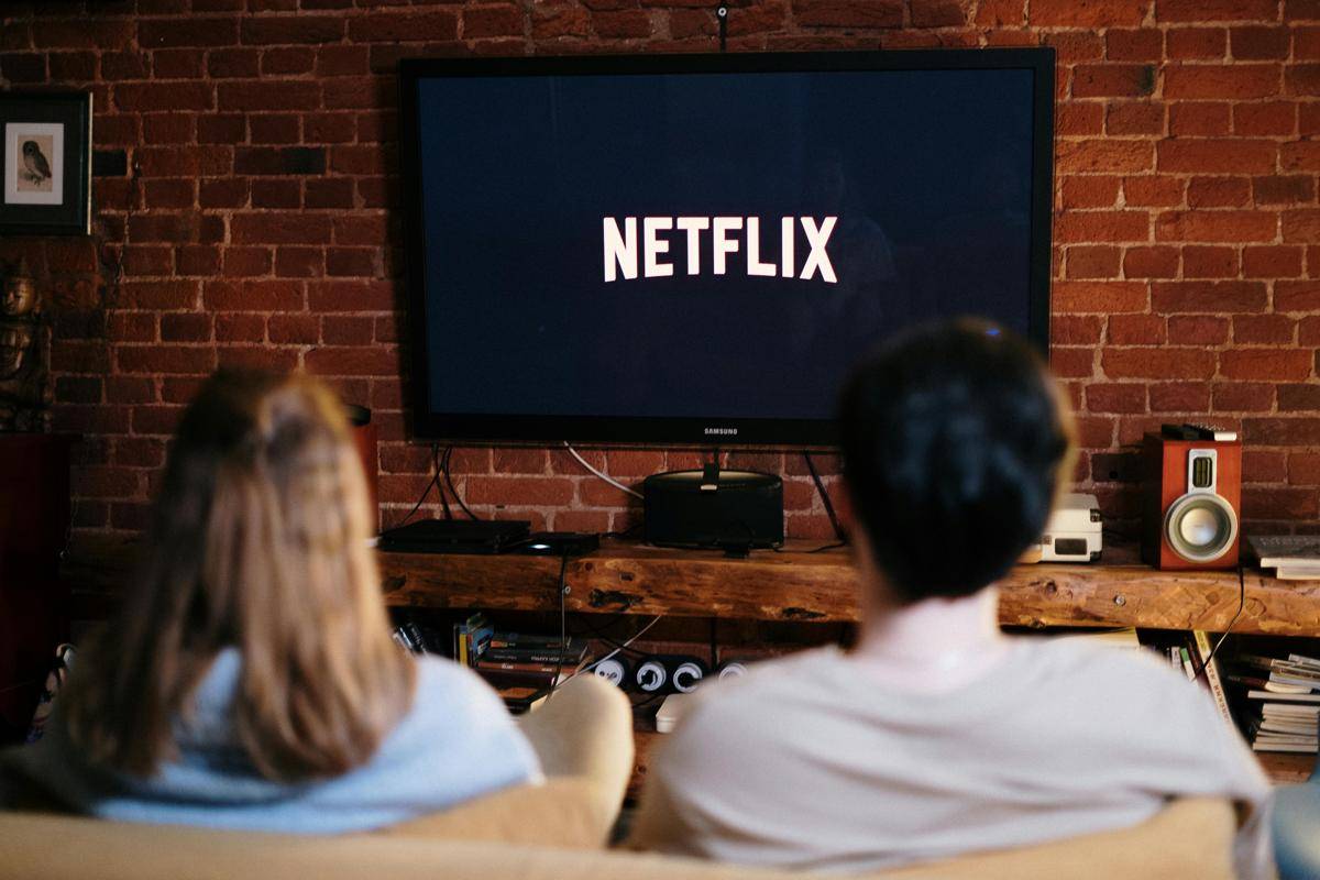 ilustrasi menonton TV dengan soundbar (pexels.com/cottonbro studio)